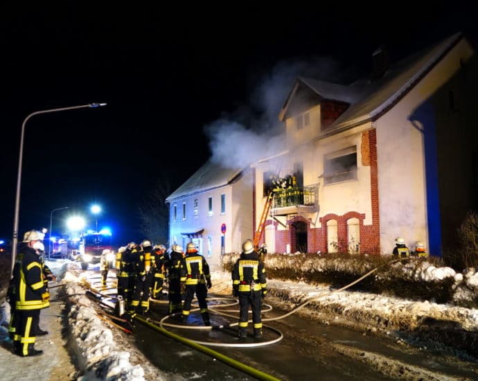 Leerstehendes Haus brannte in Helmarshausen Leerstehendes Haus brannte in Helmarshausen