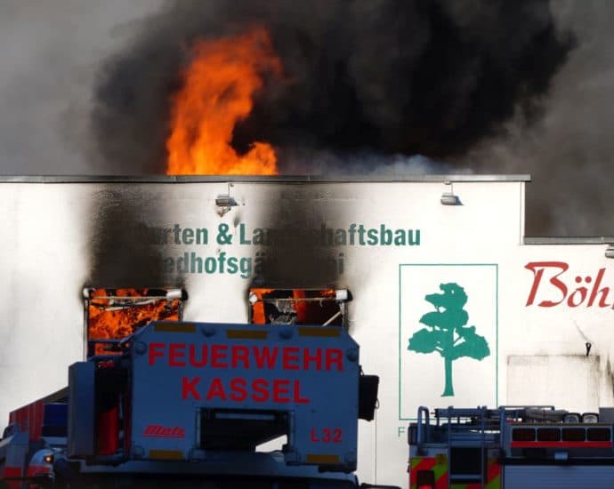 Kassel: Großbrand im Garten- und Landschaftsbaubetrieb (Video)