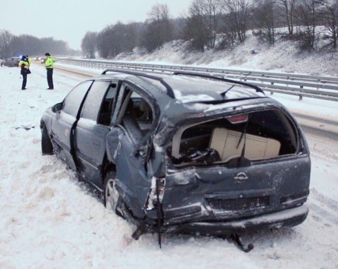 PKW kommt auf A44 ins Rutschen