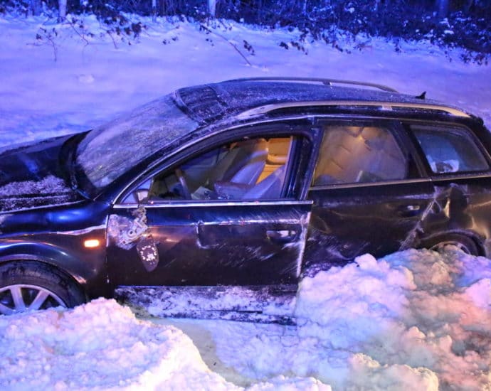 23-Jähriger überschlägt sich auf A44 und wird schwer verletzt