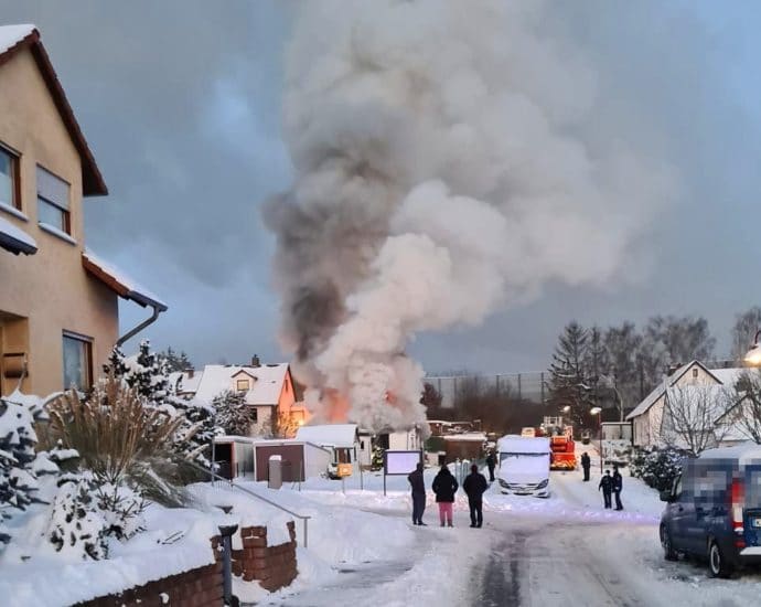 Gebäudebrand in Kaufungen – Löschwasser gefriert bei -18 Grad (Video)