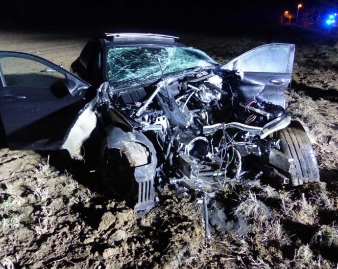 Zerstörten Mercedes AMG auf Feld bei Lohfelden zurückgelassen