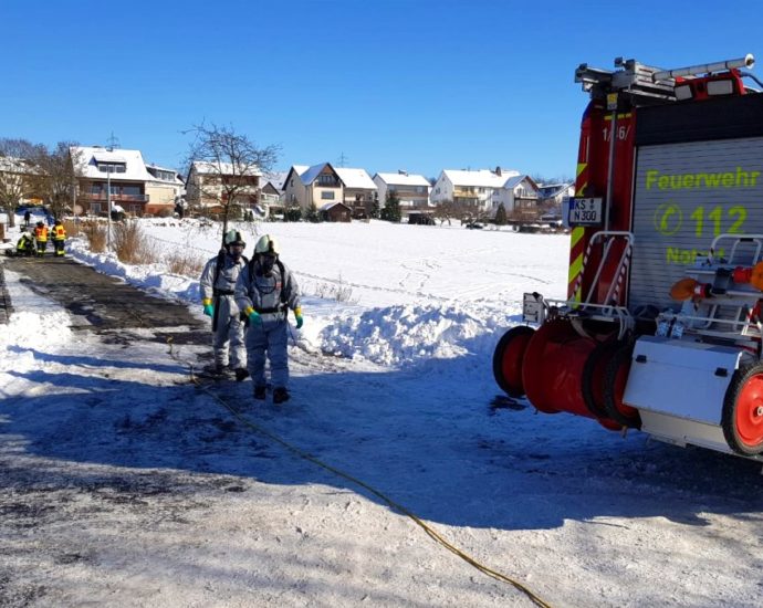 Anwohner riechen Chlorgas – Großeinsatz am Schwimmbad in Niestetal