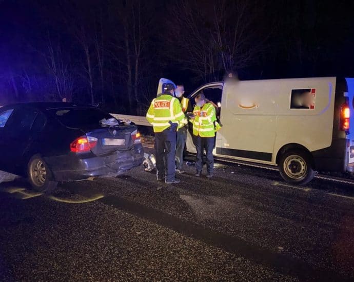 Drei Verletzte bei Auffahrunfall auf der B323