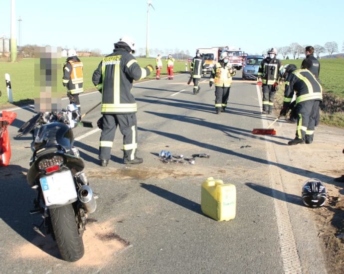 Motorrad fährt bei Balhorn auf PKW Motorrad fährt bei Balhorn auf PKW