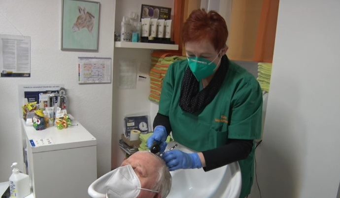 Frisörgeschäft öffnet nach Lockdown und spendet an Jugendfeuerwehr Frisörgeschäft öffnet nach Lockdown und spendet an Jugendfeuerwehr