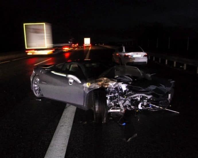 Traumwagen nach zwei Jahren bekommen – Ferrari nach 6 Stunden auf A5 geschrottet