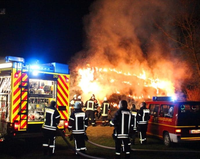 200 Rundballen brannten bei Grifte