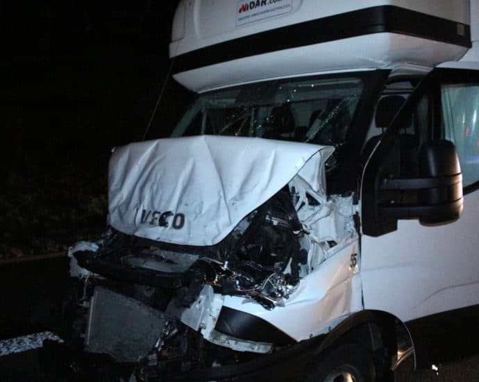 Fahrer bei Auffahrunfall auf A7 eingeklemmt