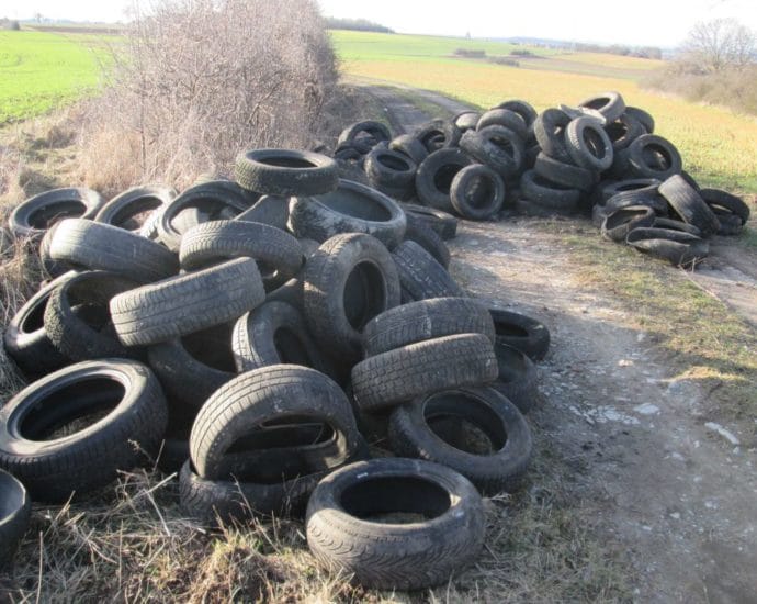 300 Altreifen illegal im Feld bei Wolfhagen entsorgt 300 Altreifen illegal im Feld bei Wolfhagen entsorgt