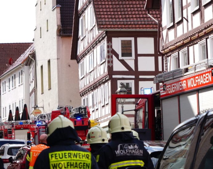 WOH: Mülleimer brannte in Wohnung – Fünf Bewohner mit Drehleiter gerettet