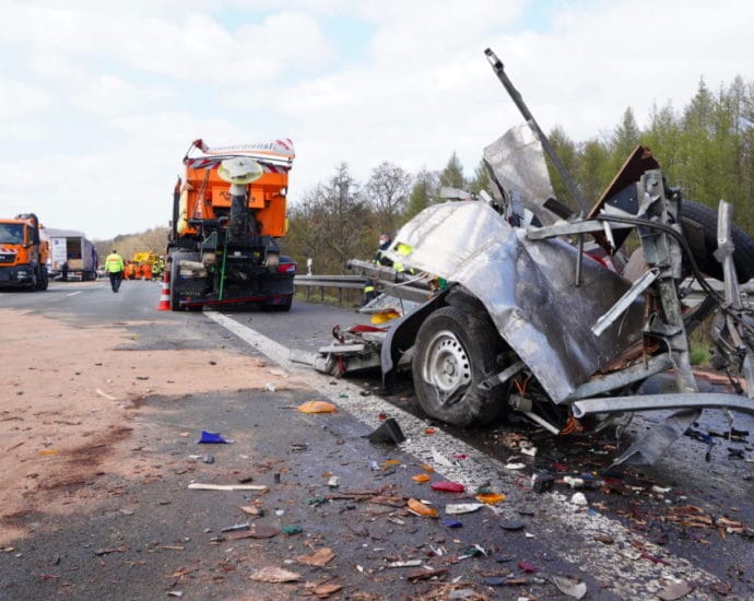 A44: LKW kracht in Tagesbaustelle A44: LKW kracht in Tagesbaustelle