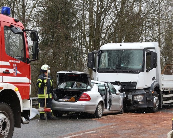 B7 bei Helsa: Mercedes frontal in LKW – Fahrer schwer verletzt B7 bei Helsa: Mercedes frontal in LKW – Fahrer schwer verletzt