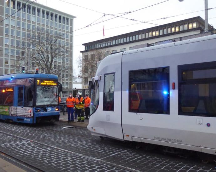 KS: Regiotram fährt auf Straßenbahn auf – Vier Verletzte KS: Regiotram fährt auf Straßenbahn auf – Vier Verletzte