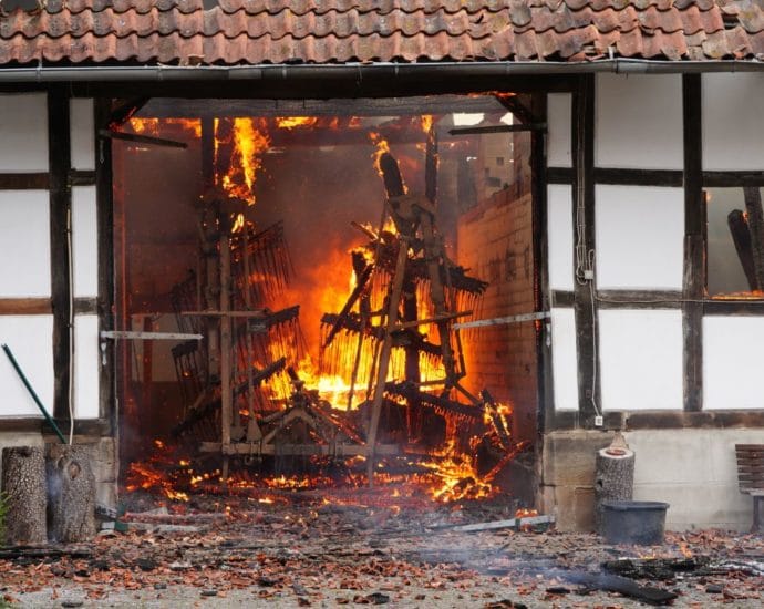 Scheunenbrand: 150 Einsatzkräfte konnten Wohnhaus vor den Flammen retten (Video) Scheunenbrand: 150 Einsatzkräfte konnten Wohnhaus vor den Flammen retten (Video)