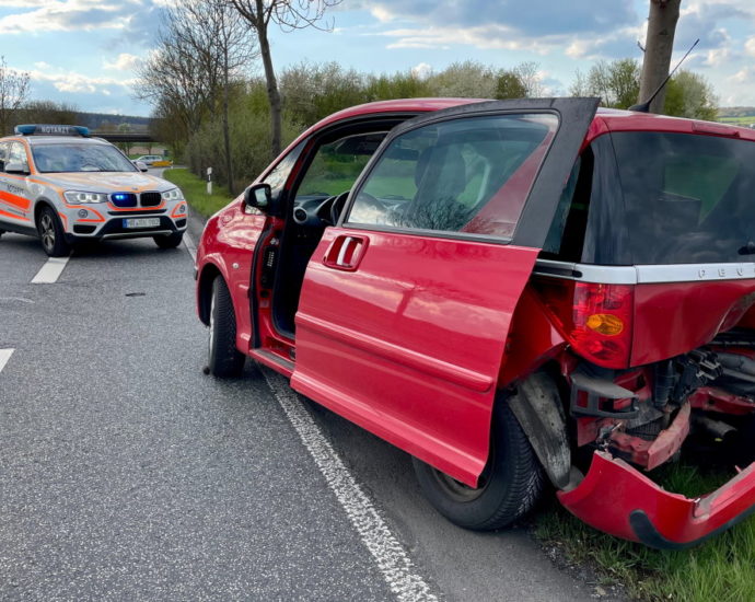 Nach Überholvorgang ins Heck gekracht und abgehauen Nach Überholvorgang ins Heck gekracht und abgehauen