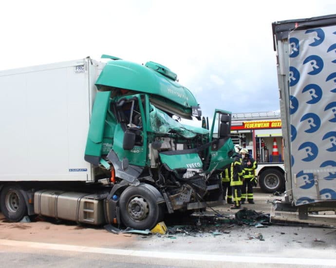 A7: LKW-Fahrer nach Auffahrunfall eingeklemmt A7: LKW-Fahrer nach Auffahrunfall eingeklemmt