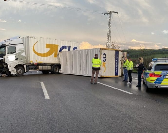 LKW zu schnell auf regennasser A7 bei Bad Hersfeld