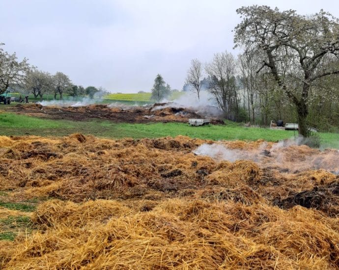 500 Strohballen geraten bei Berkatal-Hitzerode in Brand – Zeugen gesucht 500 Strohballen geraten bei Berkatal-Hitzerode in Brand – Zeugen gesucht