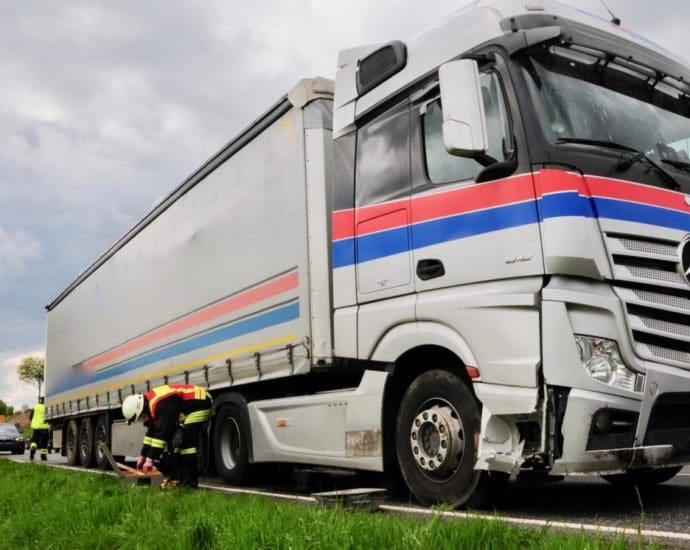 B3: LKW kommt von der Bundesstraße ab B3: LKW kommt von der Bundesstraße ab