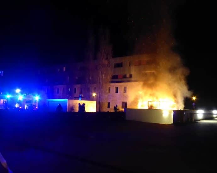 Mülltonnen brannten am Finanzamt in Kassel Mülltonnen brannten am Finanzamt in Kassel