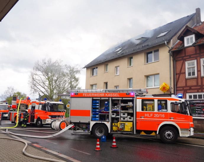 Kassel: Küchenbrand greift auf Dachstuhl über Kassel: Küchenbrand greift auf Dachstuhl über