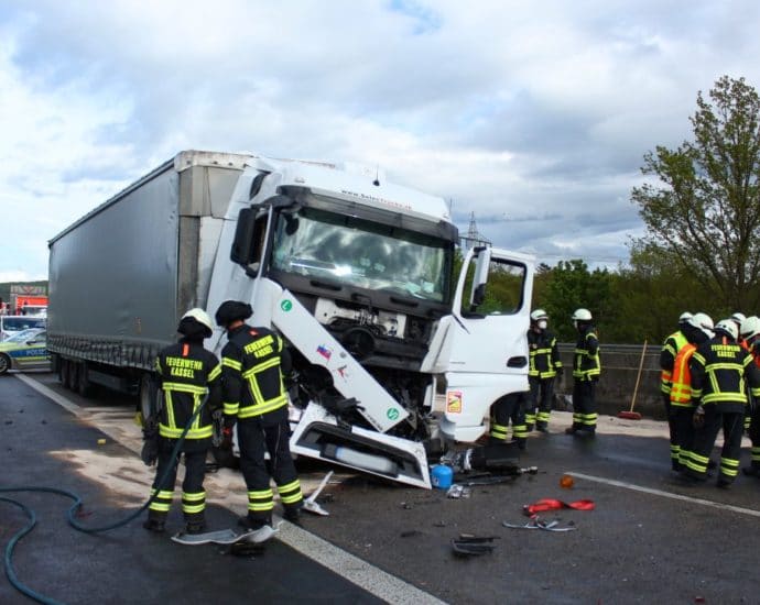 A44: LKW-Fahrer nach Auffahrunfall schwer verletzt A44: LKW-Fahrer nach Auffahrunfall schwer verletzt