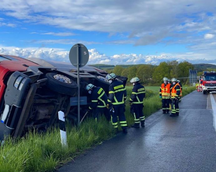 A7: LKW kippt bei Melsungen auf die Seite A7: LKW kippt bei Melsungen auf die Seite