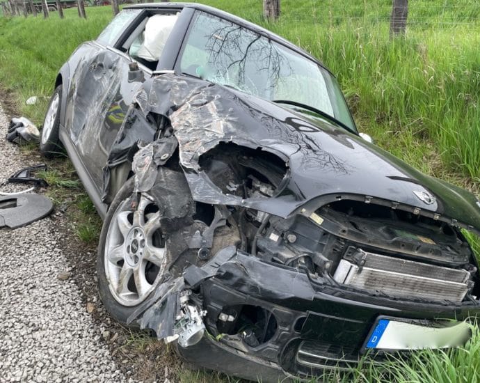 Schleppergespann kollidiert mit Minicooper Schleppergespann kollidiert mit Minicooper