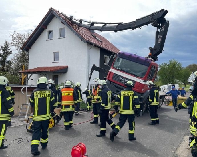 Kran kippt auf Dach in Ungedanken Kran kippt auf Dach in Ungedanken