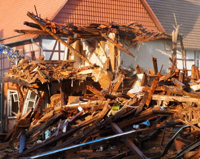 Unbewohntes Haus: Dachstuhl stürzt ein – Ortsdurchfahrt von Ehringen gesperrt