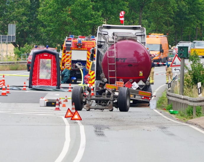 B252: Gefahrguttransporter verliert Hinterachse – Werkfeuerwehr im Einsatz