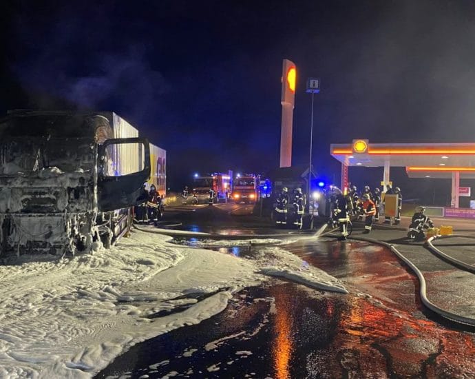 Fahrer verhindert Katastrophe – Brennender LKW fuhr an Tankstelle vorbei