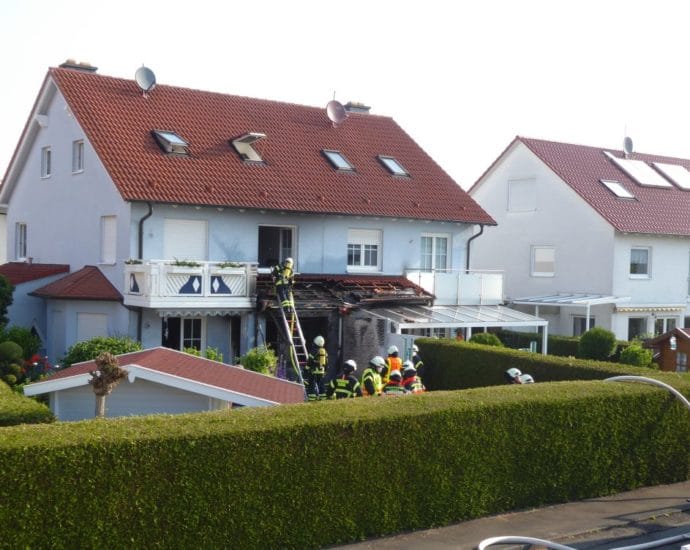 Brennende Terrassenmöbel greift auf Wohnhaus in Oberzwehren über