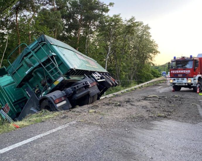 A4: Gefahrgut-LKW schleuderte nach Motorplatzer eine Böschung hinunter
