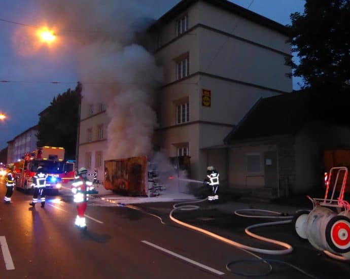 KS: Container brannte am Haus in der Holländischen Straße KS: Container brannte am Haus in der Holländischen Straße