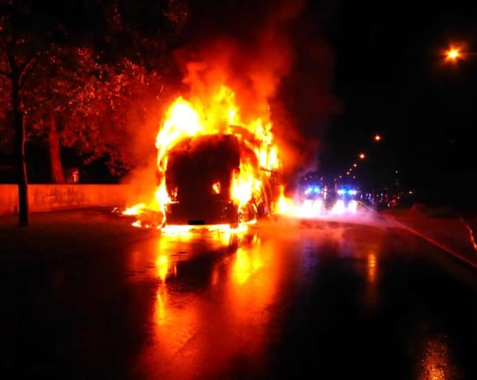 KS: Zwei LKW brannten im Industriegebiet Waldau KS: Zwei LKW brannten im Industriegebiet Waldau