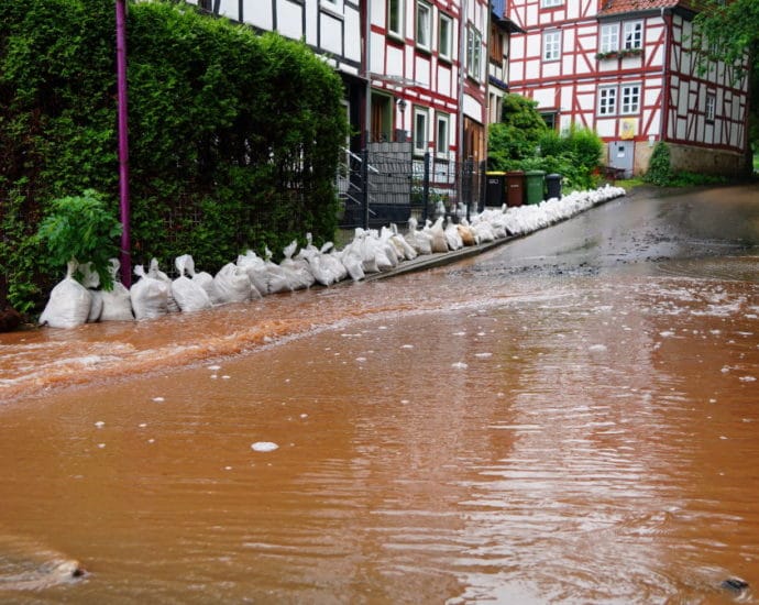 Hochwasser-Alarm in Nordhessen – Feuerwehrhaus überschwemmt Hochwasser-Alarm in Nordhessen – Feuerwehrhaus überschwemmt