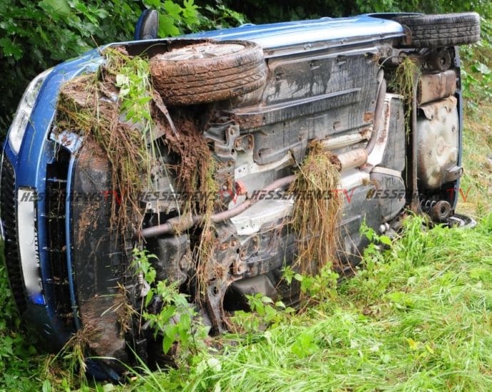 B253: Vor Wasserdurchlass gekracht und überschlagen B253: Vor Wasserdurchlass gekracht und überschlagen