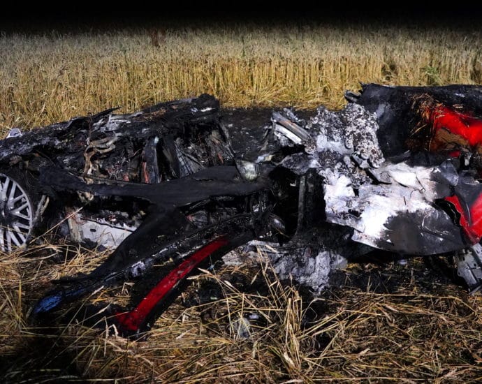 WOH: PKW brennt nach Unfall aus – 29-Jähriger Fahrer kommt ums Leben WOH: PKW brennt nach Unfall aus – 29-Jähriger Fahrer kommt ums Leben