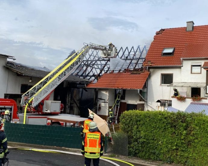 Scheunenbrand – Feuerwehr konnte angrenzendes Wohnhaus retten Scheunenbrand – Feuerwehr konnte angrenzendes Wohnhaus retten