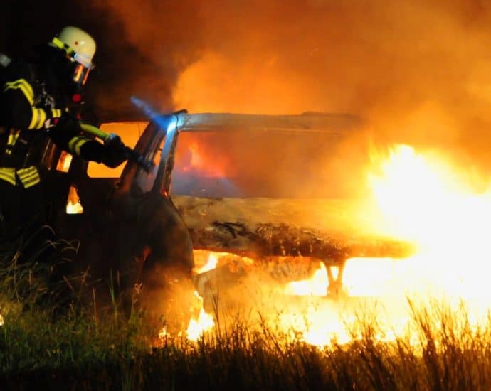 Schrottautos brannten auf altem Kraftwerksgelände in Borken