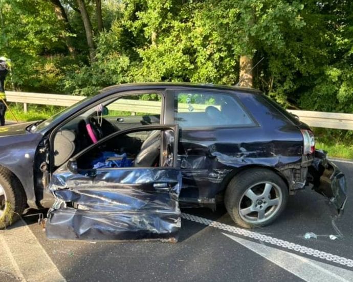 Fahrerin bei Alleinunfall auf B83 verletzt