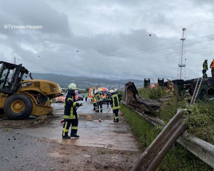 Auf dem Weg ins Flutgebiet Ahrweiler – Bundeswehrtieflader mit Baumaschine verunglückt