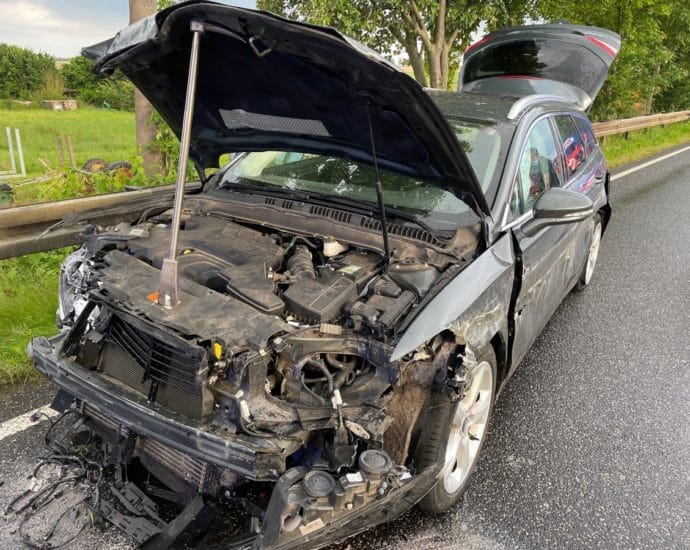 B3: In die Leitplanke gekracht – Mutter mit zwei Kindern verletzt