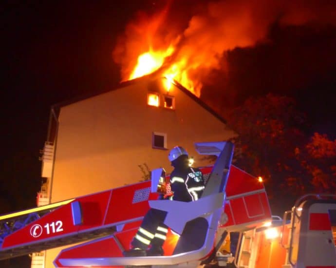KS: Flammen aus Dachstuhl – Mutmaßlicher Brandstifter stellt sich der Polizei