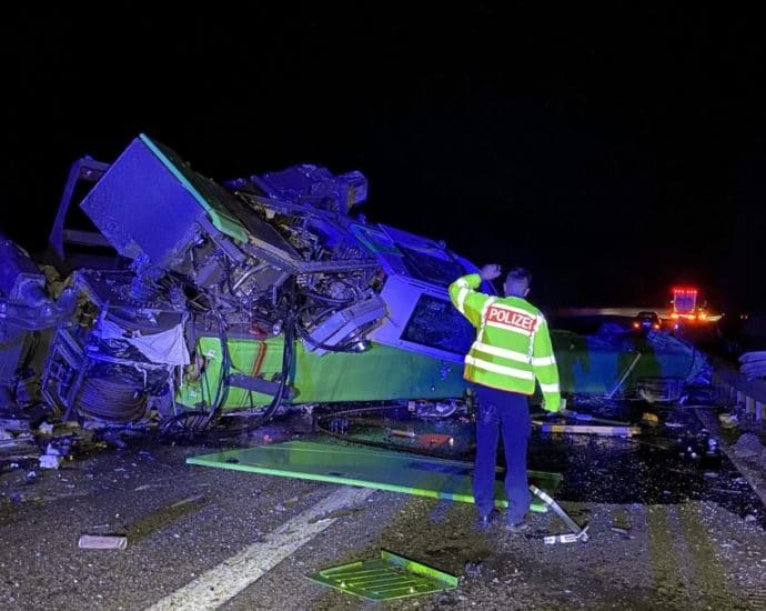 A7: Schwertransporter stürzt 30 Meter tief und verliert 45 Tonnen schweren Kran