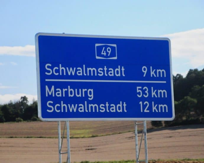 A49 Baustelle – Kuriose Beschilderung auf neuer Autobahn