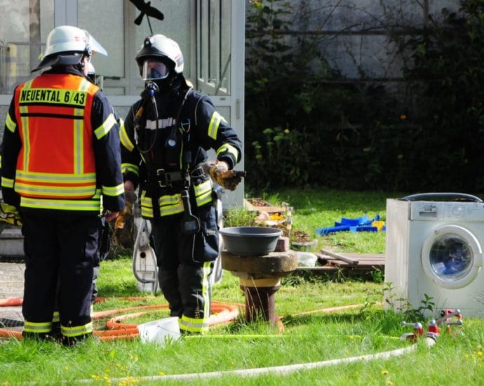 Feuerwehrmann bemerkt Kellerbrand in Neuental