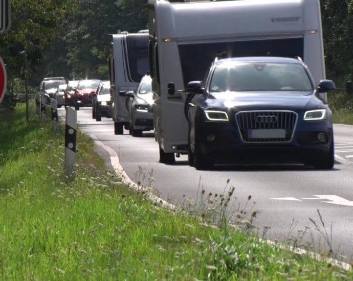 B254: Bodentechniker prüfen Bodenwellen bei Trutzhain